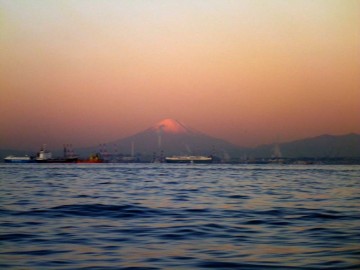 太陽に映え富士山がクッキリと・・・一路久里浜へ南下する