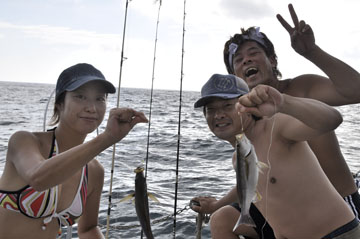 小さいイサキが釣れこっちが大きいなど大騒ぎ