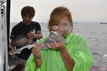 釣れづにサメとじゃれる、かやママ！？