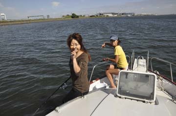 まだまだ浅葉でーボートの先端は水深1.6m