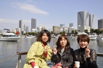 晴海のビルを背景に