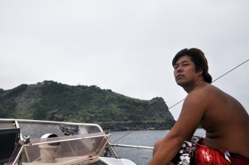 マコちゃん船長の後ろは利島