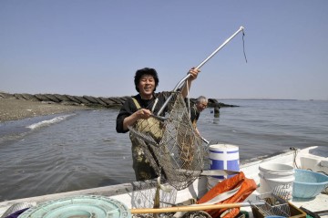 大きなジョレンで頑張るマコちゃん