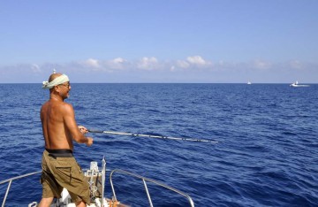 マグロが飛び跳ね、たまらずルアーをキャスティング・・・・マジさん頑張れ！！！