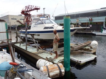 浮き船台は船を水面から空気の力で浮かせます