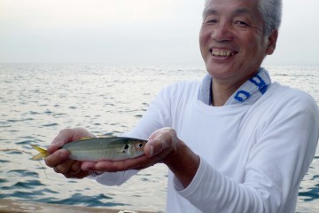 今日は苦労しましたアジを釣るのに！！！でも小っちゃい・・・イシさん