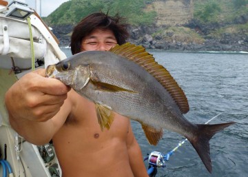 相変わらず大島のイサキはデカイ・・・イサキを狙ってマグロが来る。マコちゃんは8号のハリスでマグロを狙っているが