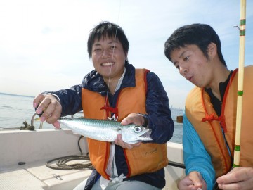 おぉ〜！！！サバの引きは楽しいでしょっ！！！