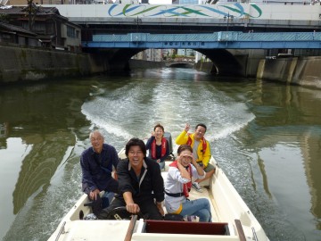 神田の町並みを水面から眺めゆっくりと進む