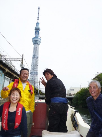 スカイツリーを真下から仰ぎ見る