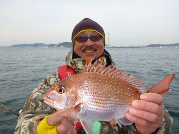 東京湾で初タイ・・・このサイズで結構な竿のマガリ！