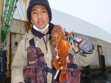 久保さん・・・カサゴ釣り初めてでこのサイズ！！！