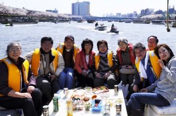 暖かい日差しを浴びて飲む酒は・・・桜がつまみ