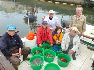 港で記念撮影・・・アサリが採れて笑顔が・・・