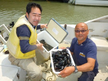 帰港して徳渕さんはクーラーにアサリがマアマア・・・マジさんと特大ののムール貝が!