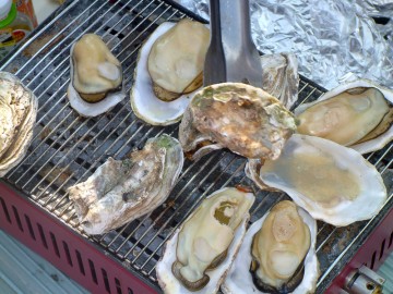 最後のトドメは焼きカキ・・・食べる勇気は・・・？？？