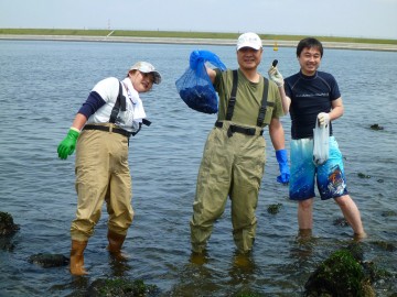 すぐに大きなカラスガイが