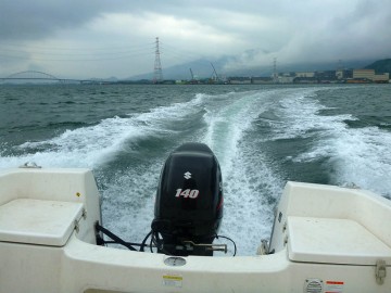 雲が低く・・ヤット雨があがった伊万里湾の湾口へ　遠くに伊万里大橋が！