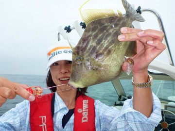 琴ちゃん・・・一つテンヤで30ｃｍのカワハギが釣れたのにはびっくり！