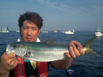 最初の魚は大事に取り込み　初イナダを釣り上げた松岡さん