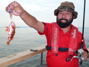 釣れるのは放流サイズのカサゴ・・・でも笑顔がたえないジャッキー