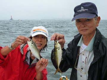 飲み仲間の伊牟田さんと琴ちゃん　揃ってアジをゲット！