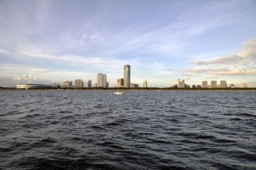 巨大なビルが海岸とマッチして海外にいるよう・・・！