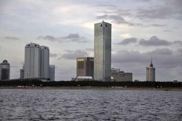 巨大なビルが海岸とマッチして海外にいるよう・・・！