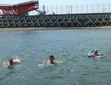 男チームは続々海に