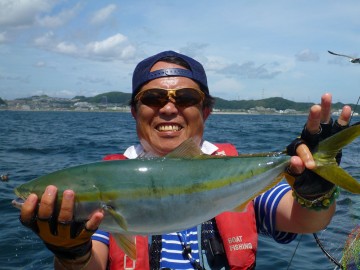 昔、全磯で釣りをした佐々木さんもイナワラにニッコリ！