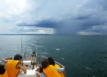 保田方面にキノコ雲の雨雲が！雨雲を迂回して明るい水面を進む