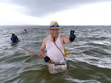 山口さん・・・１０キロをモクモクと浅場狙いで採りました