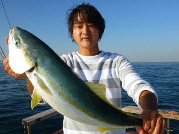 魚が釣れれば釣り人のテンションは上がる・・・立派なワラサ！！！