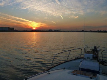 晩秋の多摩川河口の夕暮れ・・・暗くなる前に帰港