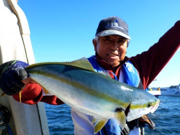 岩田さん・・・磯釣り師の竿捌きは長年身に付いた力で魚を抜き上げる！
