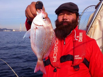 チョット小振り・・・初釣り　全員めでたくタイをゲット