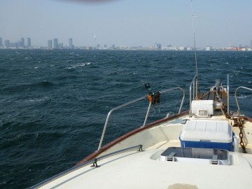 横浜港の中で白波だらけ・・・霞んでいるのは黄砂？