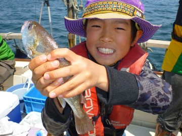小学生・・・初めて釣ったのがイシモチ　豪快に魚のつかんで！