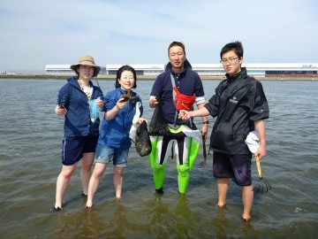 家族で仲良く潮干狩り・・・