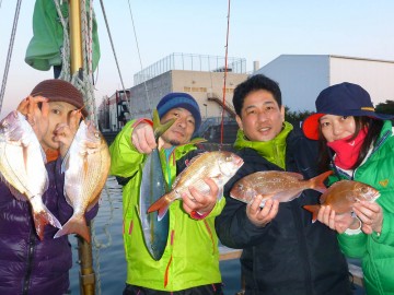 全員がタイを釣りイナダがお土産・・・