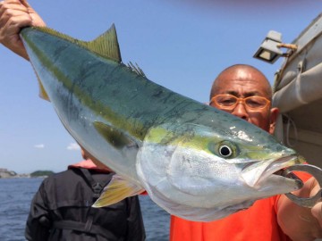 タイラバで流してるとナブラが・・・船長がジグを投げて3.3kgのイナワラ！船長がジグを投げて