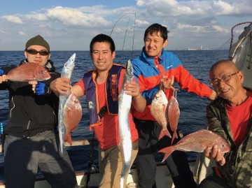 2回強風で流れて3度目に・・・タイ5匹にタチウオ1