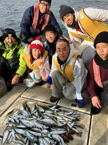 楽しいお仲間で・・釣った魚を持ち込んでの宴会・・盛り上がったことでしょう！