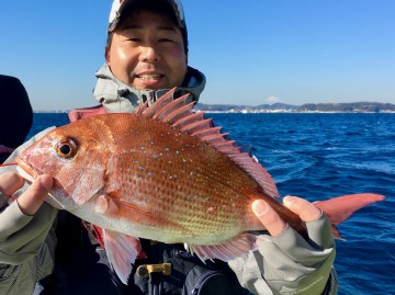 初マダイは890g・・佐竹さん