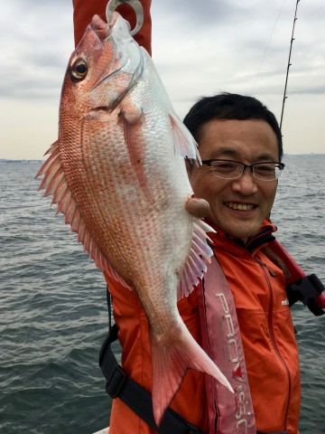 ご主人に・・・初マダイは1.24kg・・・おめでとう