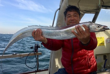 最初はタチウオ・・・指5本！　立派なサイズです