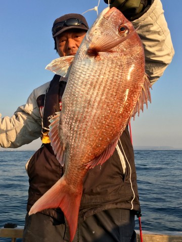 最後の流しで4回目のアタリは1.79kgのマダイ・・浜田さん・・・よかった・・！