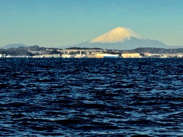 雲ひとつない穏やかな海と冠雪した富士山・・・美しい・・・！