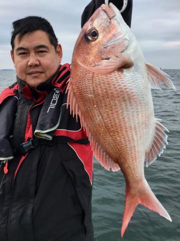 やっと貴重な一枚・・・1.13kg・・釣ってくれました高田さん！！！