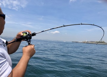 七田さんの竿がしなる・・・糸が出てく・・・魚が走る・・・！